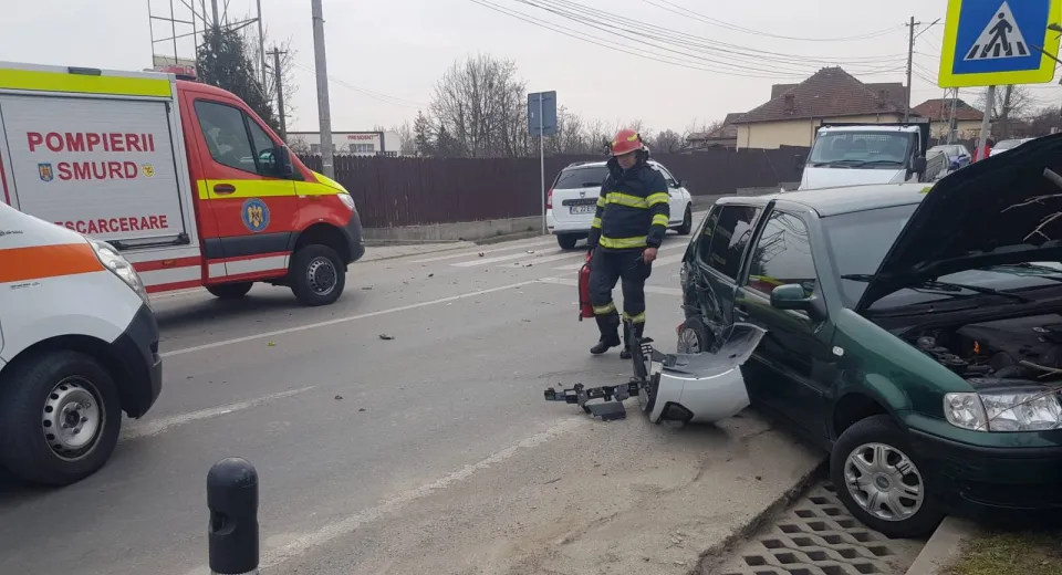 Foto Accident cu două mașini implicate în Râmnicu Vâlcea