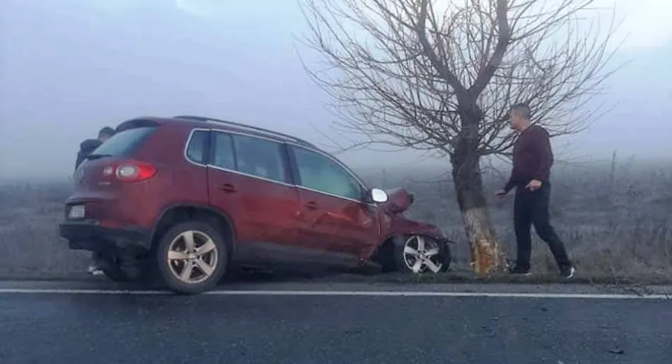 Foto Accident la Găneasa. A intrat cu mașina într-un copac 