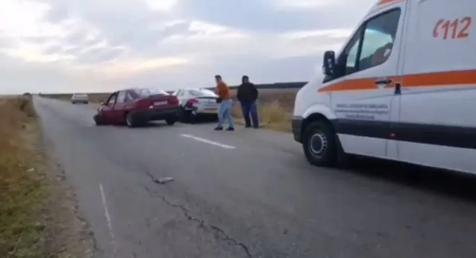 Foto Patru răniți după ce trei mașini s-au ciocnit, în Olt 