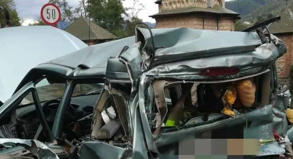 Foto Valea Oltului, blocată de un accident - cinci victime au ajuns la spital
