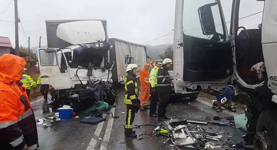 Foto Patru răniți după impactul dintre două TIR-uri și o mașină, pe DN 7