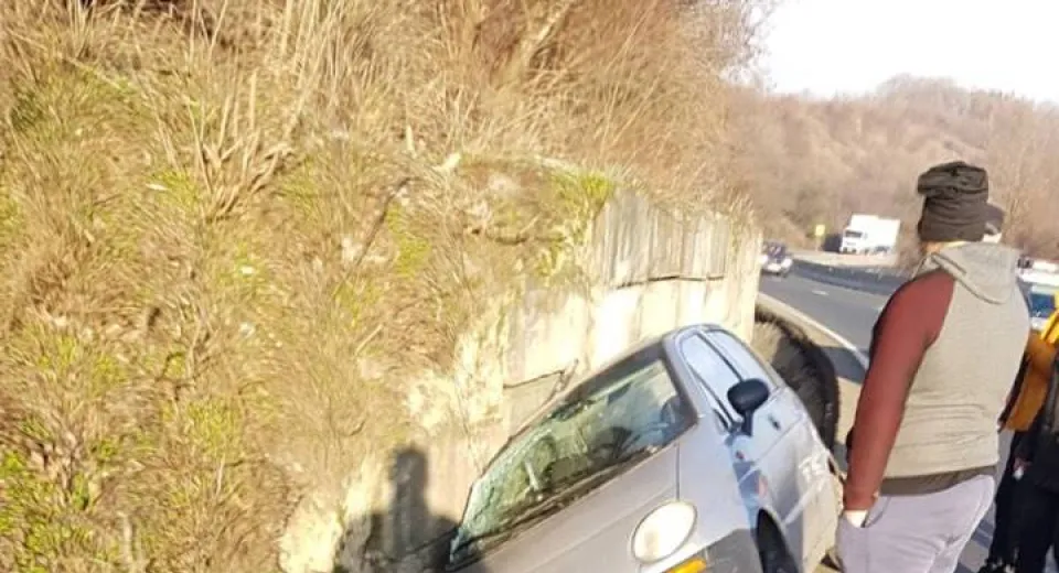 Foto Trafic oprit. Autospecială ISU, implicată în accident. Două persoane rănite