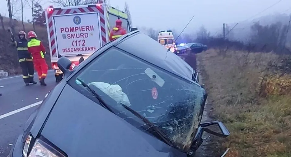 Foto Două autoturisme şi un TIR, implicate într-un accident în Mehedinți 