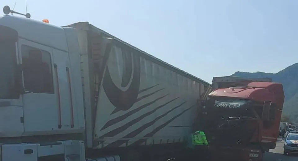 Foto Impact între două TIR-uri, pe DN 7 în județul Vâlcea