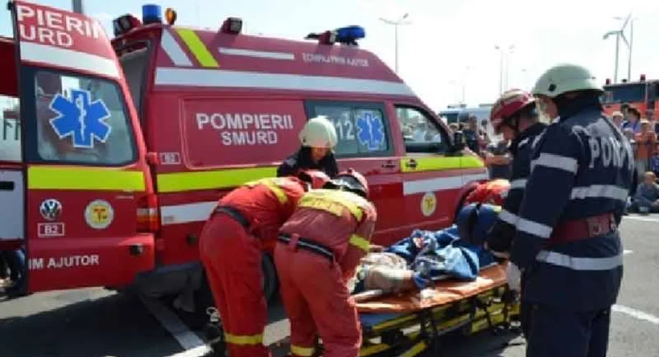 Foto Un bărbat a murit după ce a intrat cu mașina pe contrasens lovind un TIR