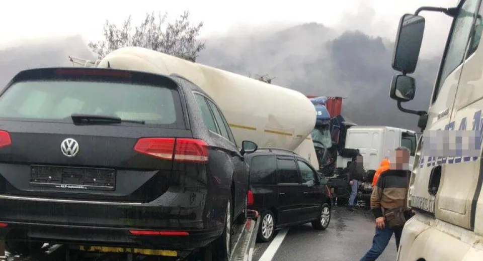 Foto Accident pe Valea Oltului. Impact între două autocamioane și o mașină