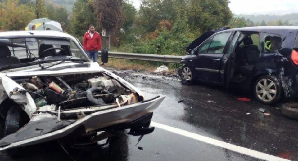 Foto ACCIDENT PE VALEA OLTULUI. Cinci răniți, între care un copil de 4 ani
