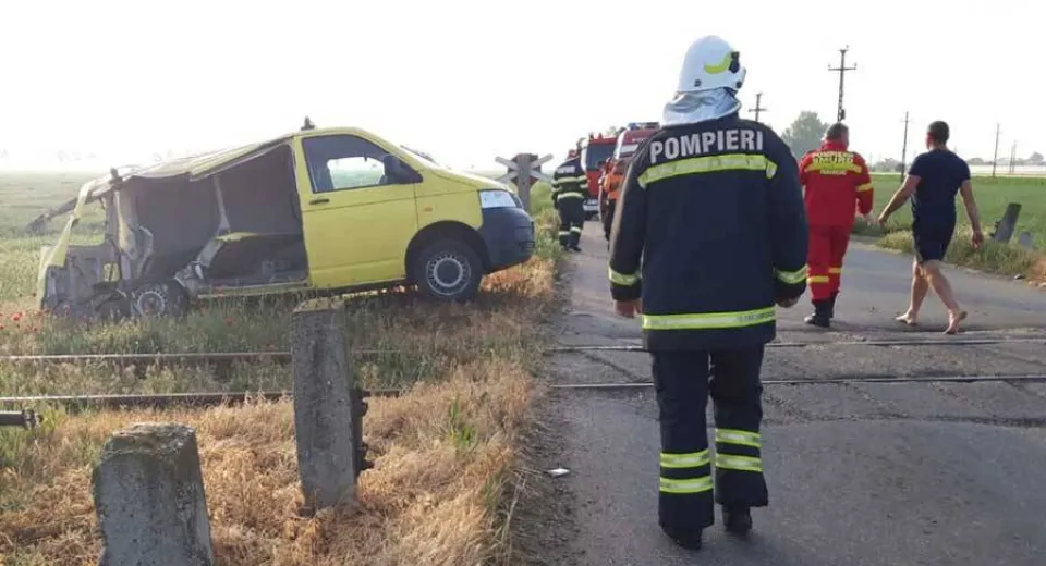 Foto Autoutilitară lovită de tren 