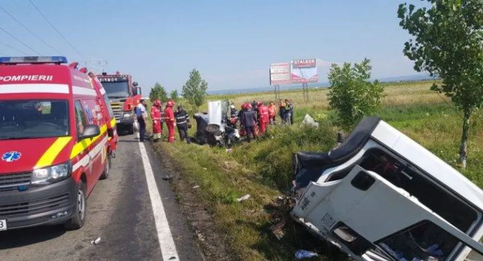 Foto Circulație rutieră oprită în Mehedinți după un accident cu două victime