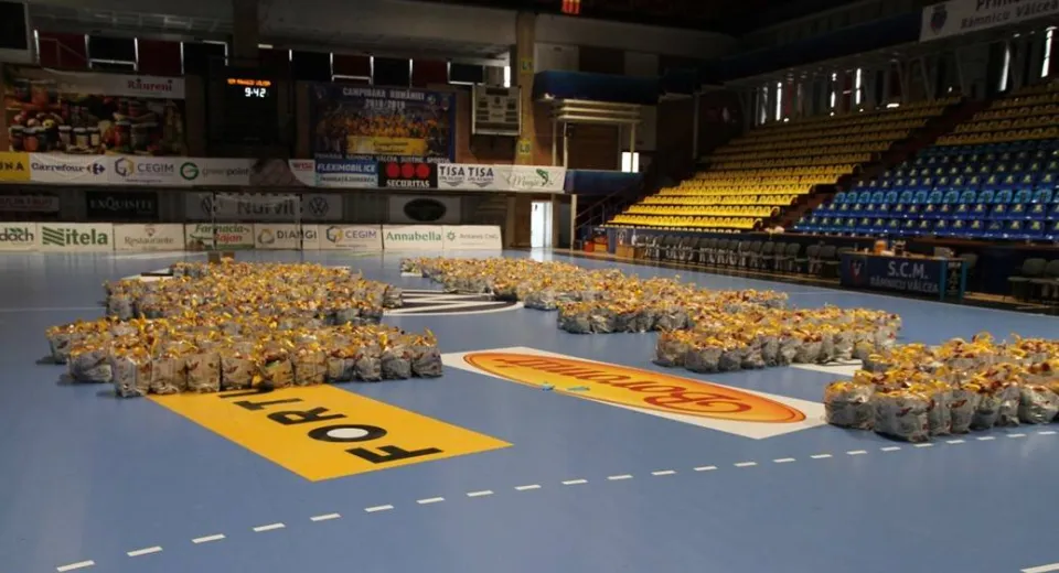 Foto Bătrânii vâlceni au primit ajutoare alimentare