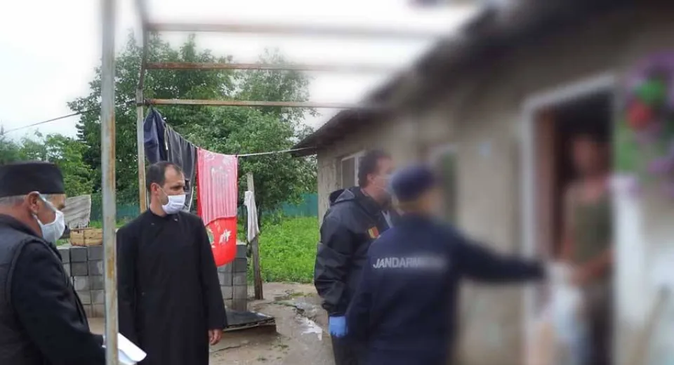 Foto Alimente de bază pentru mai multe familii din Ocolna şi Castranova 