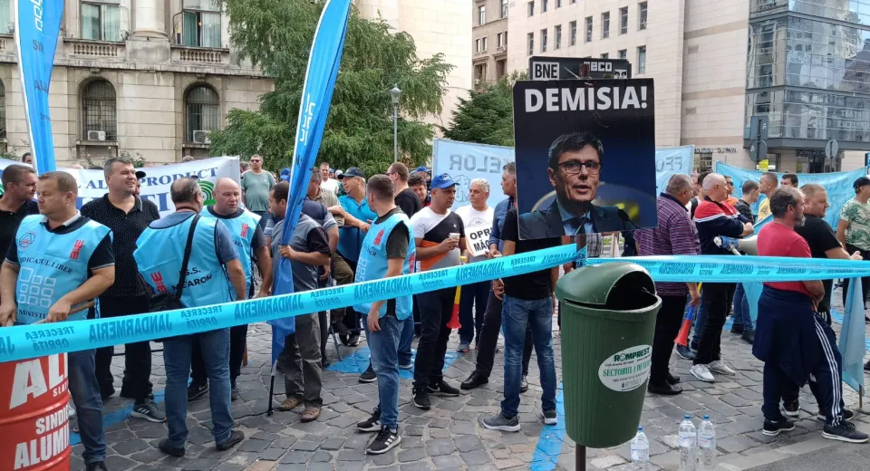 Foto Angajații Alro Slatina, protest în fața Ministerului Energiei 