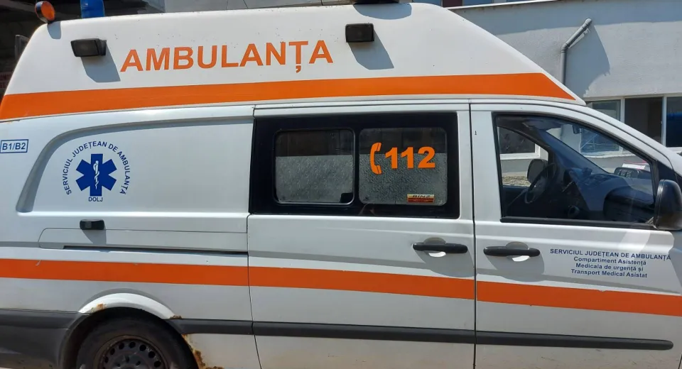 Foto Vâlcea: Accident între o mașină și o ambulanță