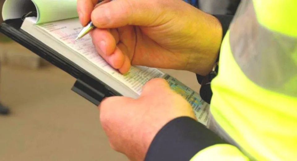 Foto Bărbat din Balș, amendat după ce a fost prins că a ieșit din izolare pentru a-și schimba buletinul