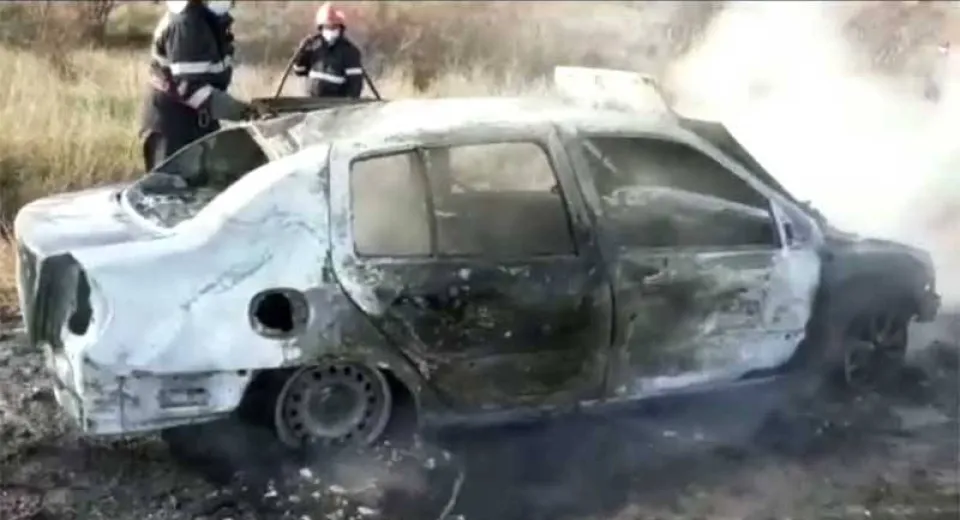 Foto Un autoturism a luat foc, într-o comună din Olt