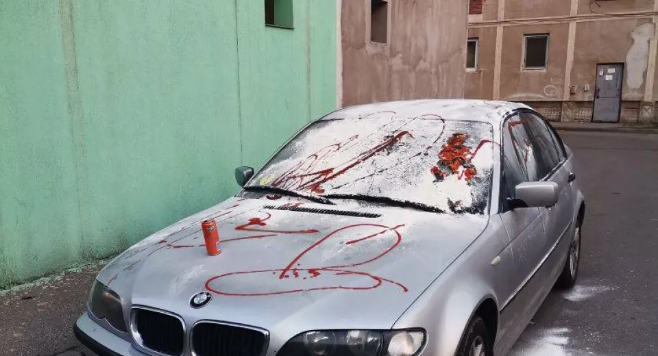 Foto Autoturism vandalizat între blocuri la Severin 