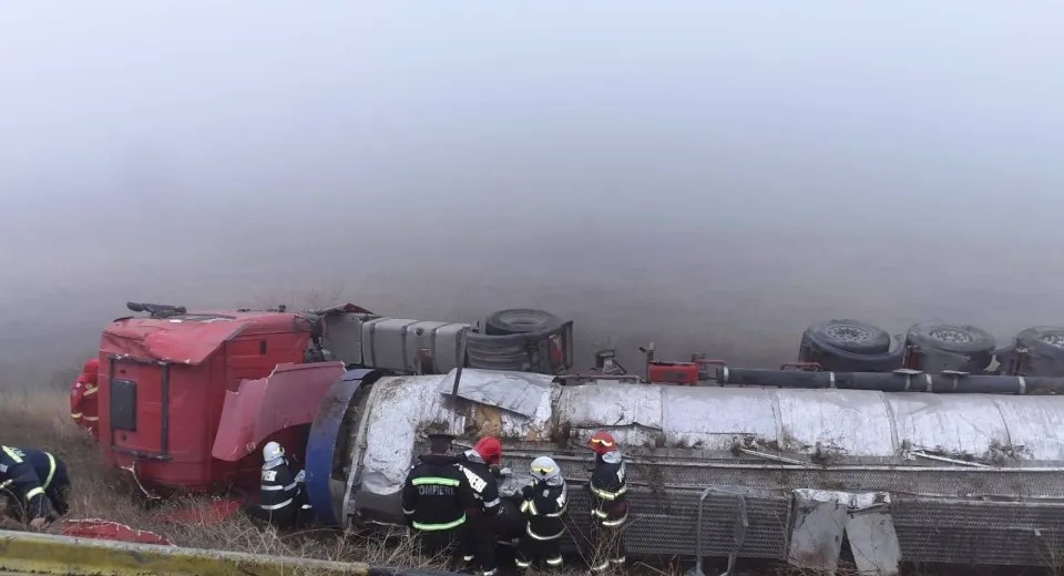 Foto Trafic rutier blocat între Dăneasa și Radomirești, după ce o autocisternă s-a răsturnat
