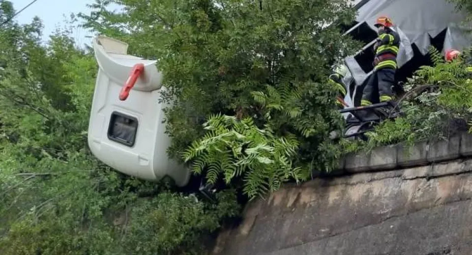 Foto Un TIR a rămas suspendat deasupra unei râpe. Traficul feroviar este întrerupt în zona Orșova