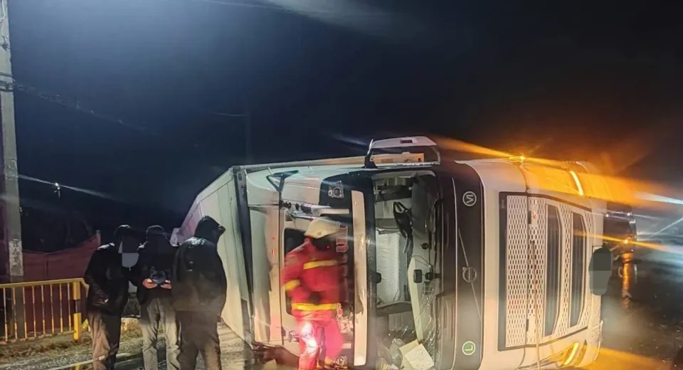 Foto Mehedinți: Autotren răsturnat, în localitatea Hinova 