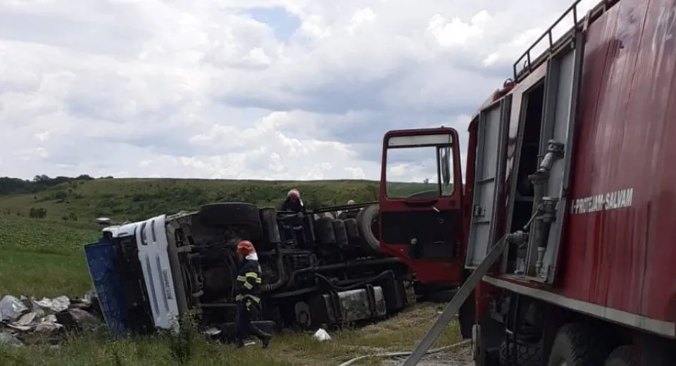 Foto Autotren încărcat cu fier vechi, răsturnat pe DN 64