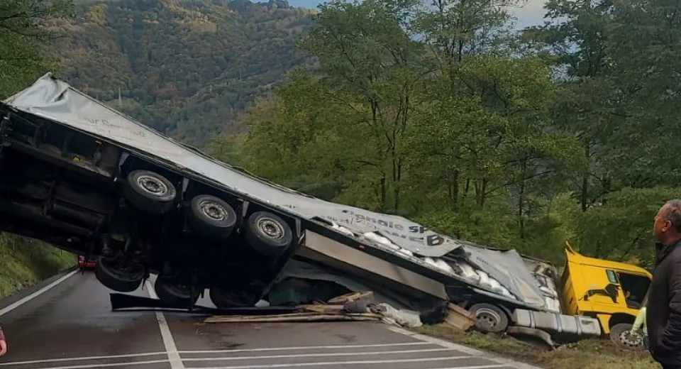 Foto VÂLCEA: TIR răsturnat la Câineni 