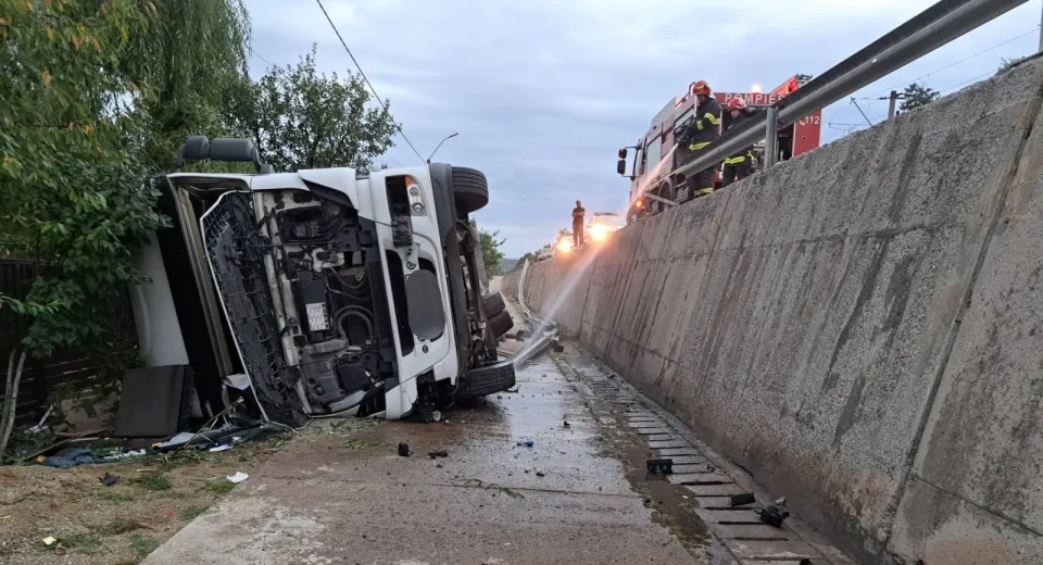 Foto Mehedinți: TIR răsturnat în localitatea Ghelmegioaia 