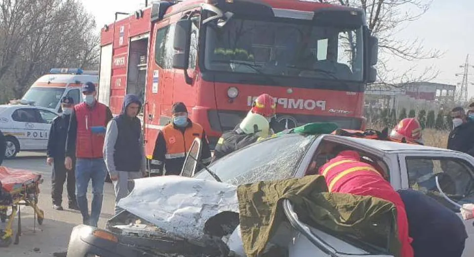 Foto Accident între Balș și Slatina. Un tânăr de 18 ani a rămas încarcerat 