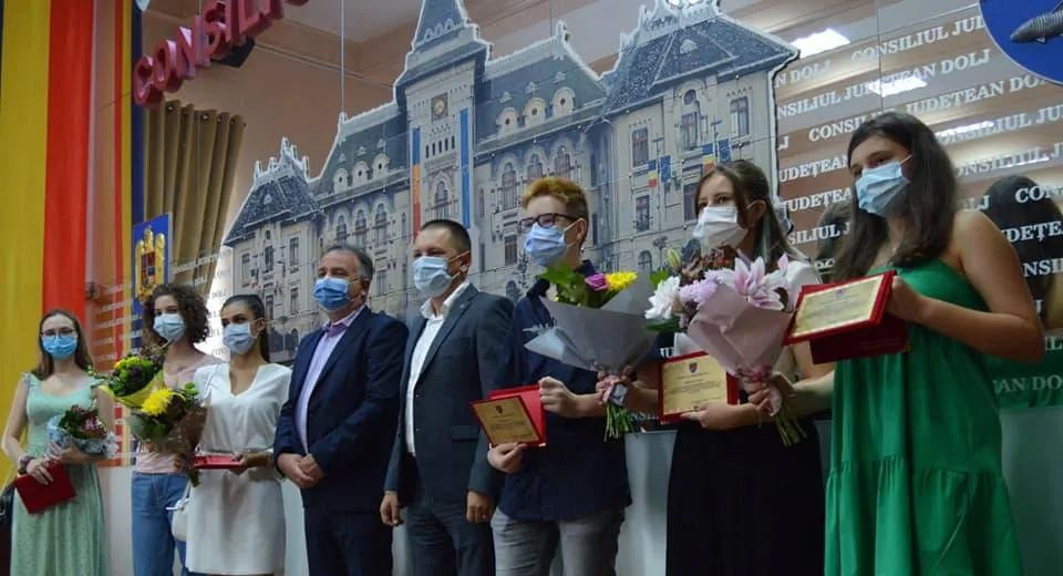Foto Premii în bani pentru cei șase elevi de 10 ai Doljului 