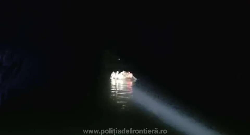 Foto 22 de cetăţeni străini salvaţi din apele Dunării de poliţiştii de frontieră mehedinţeni