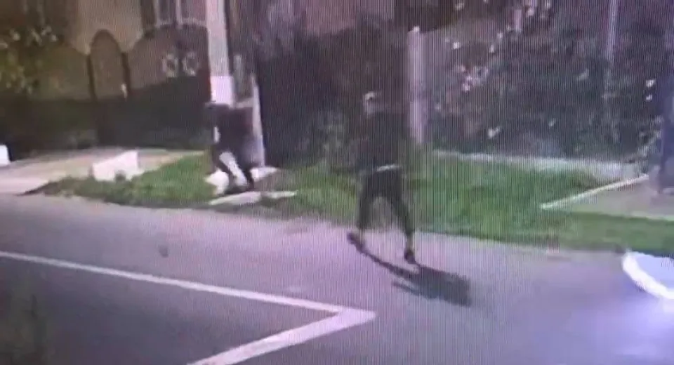 Foto Minor reținut, după ce a bătut o tânără pe stradă 