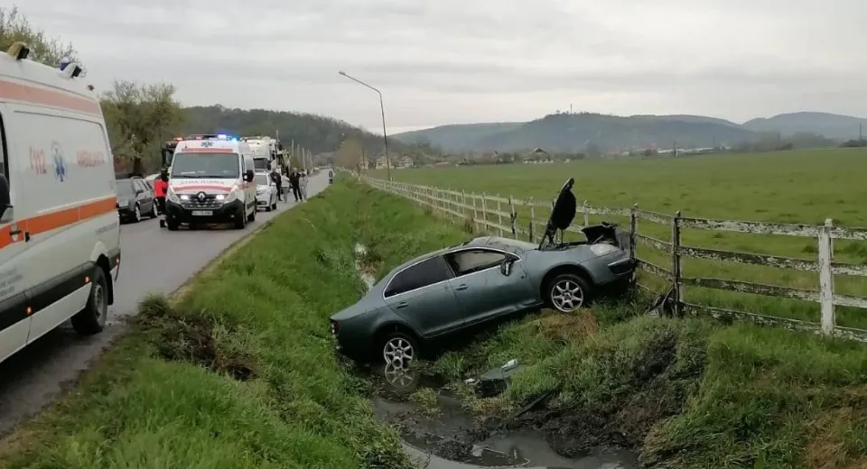Foto Trei persoane, între care un copil de 3 ani, rănite într-un accident produs în județul Vâlcea