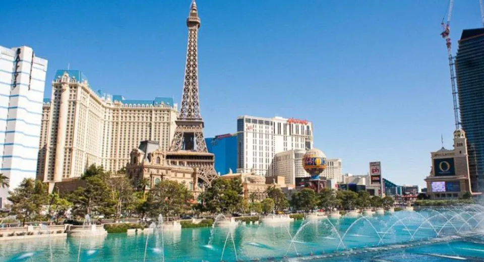 Foto Las Vegas este și capitala adrenalinei. Pentru prețuri nu foarte mari, poți conduce mașini de lux sau zbura cu un avion de luptă