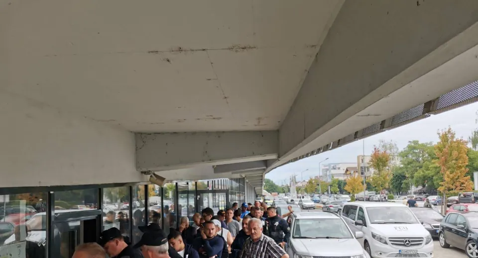 Foto EXCLUSIV. Meciul FC Universitatea Craiova-Rapid se va juca cu casa închisă! Nebunie la cozile pentru bilete