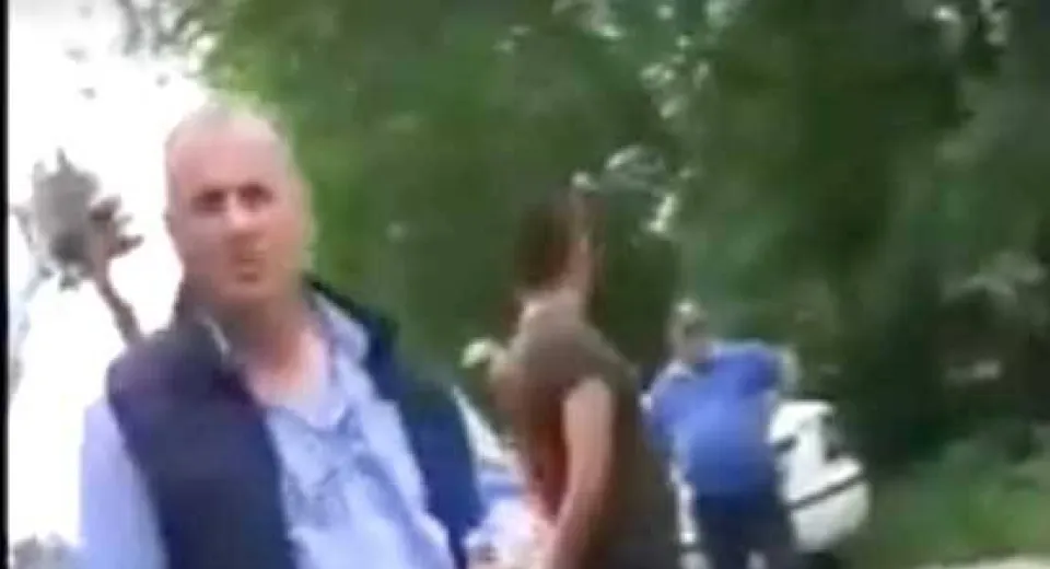 Foto Legea pumnului, sfântă pentru viceprimarul din Carpen