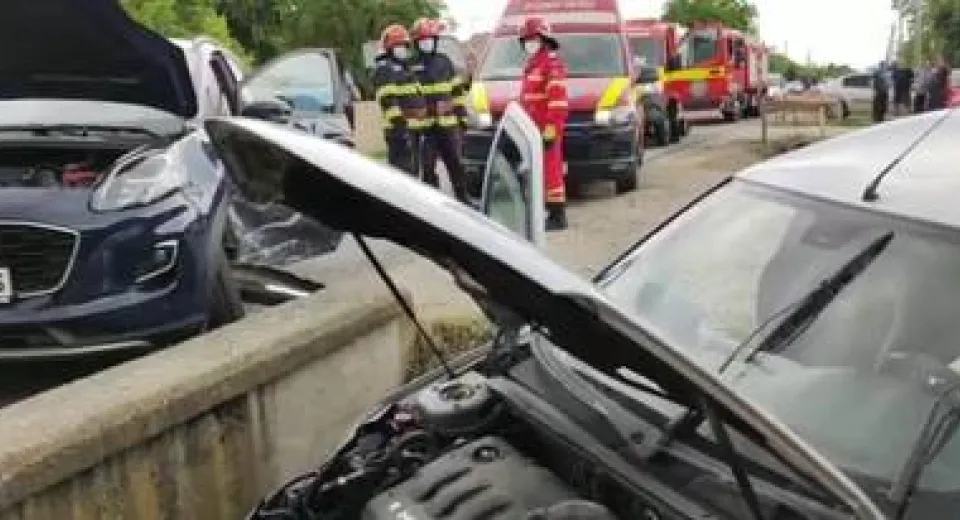 Foto Accident în localitatea Curtișoara. Cinci persoane, între care și o minoră, rănite  