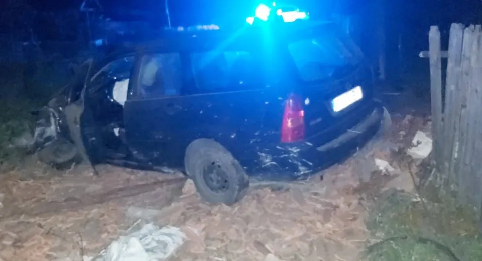 Foto Bărbat fără permis, urmărit de polițiști 25 de kilometri. S-a oprit cu mașina într-o casă, în județul Olt 
