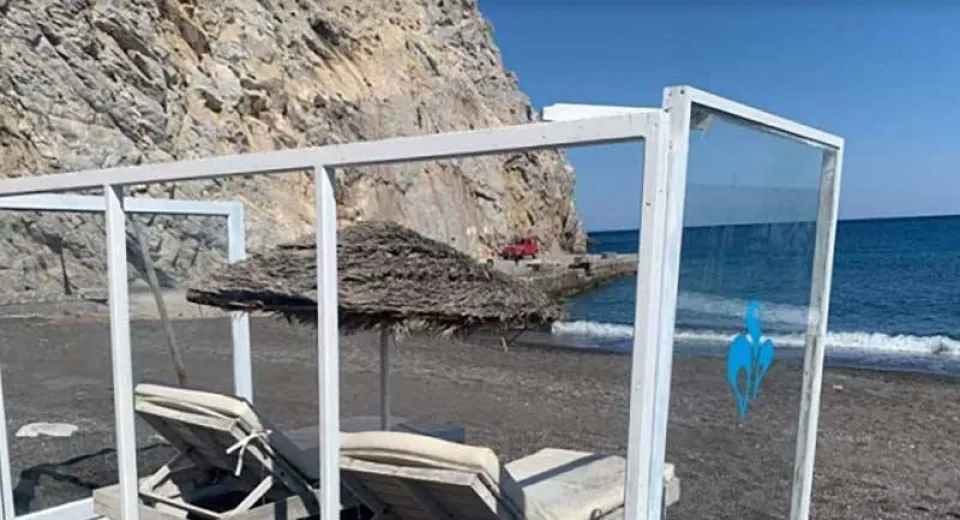 Foto VIDEO. La plajă în Grecia, cu cabine de plexiglas şi gel dezinfectant