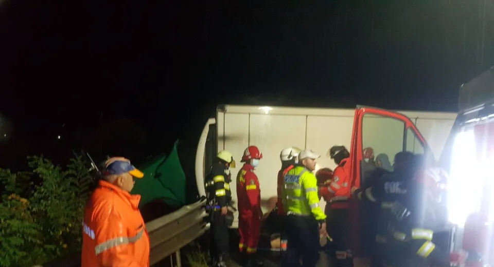 Foto Șofer mort, după ce un TIR s-a răsturnat la Călimănești 