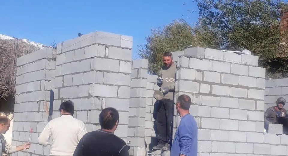 Foto Un grup de oameni cu inimă mare construiesc o casă unui om nevoiaș din Olt