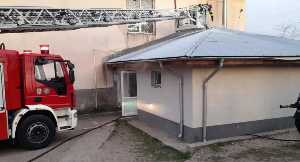 Foto Incendiu în curtea unei școli din județul Olt 