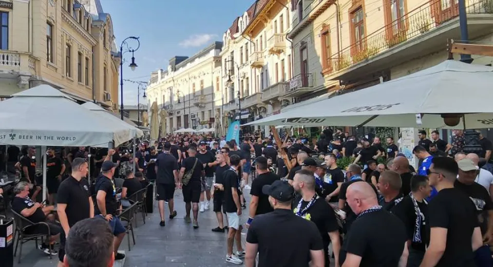 Foto Centrul Vechi din Bănie a fost luat cu asalt de ultrașii Științei. Suporterii lui FCU stau în continuare la coadă pentru bilete