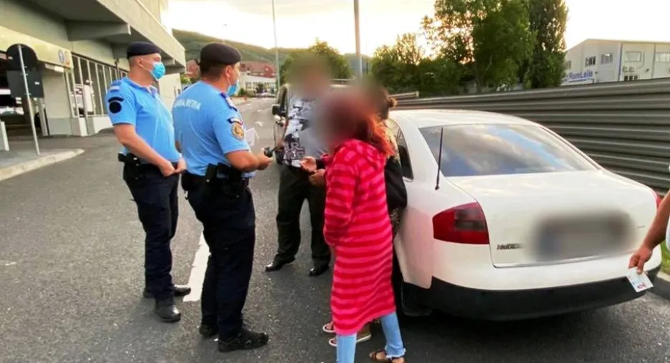 Foto Bărbat din Vâlcea, amendat pentru că își trimitea fiul de 11 ani la cerșit