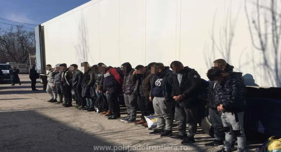 Foto Cetățeni străini, ascunși într-o remorcă frigorifică, depistați la Calafat