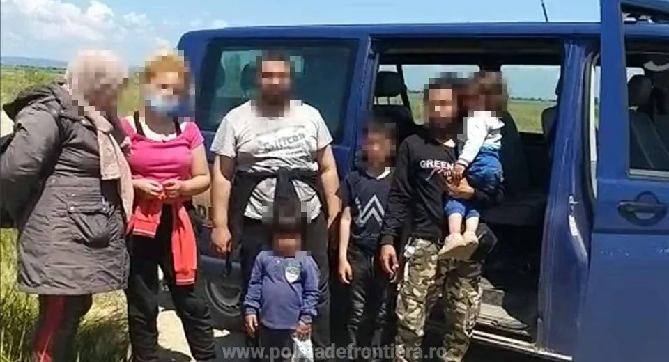 Foto Copii și adulți din Kuweit și Siria au trecut Dunărea cu o barcă. Au fost prinși de polițiștii mehedințeni