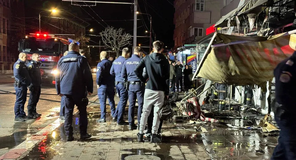 Foto GORJ: Au luat foc mai multe chioșcuri de flori din centrul municipiului Târgu Jiu 