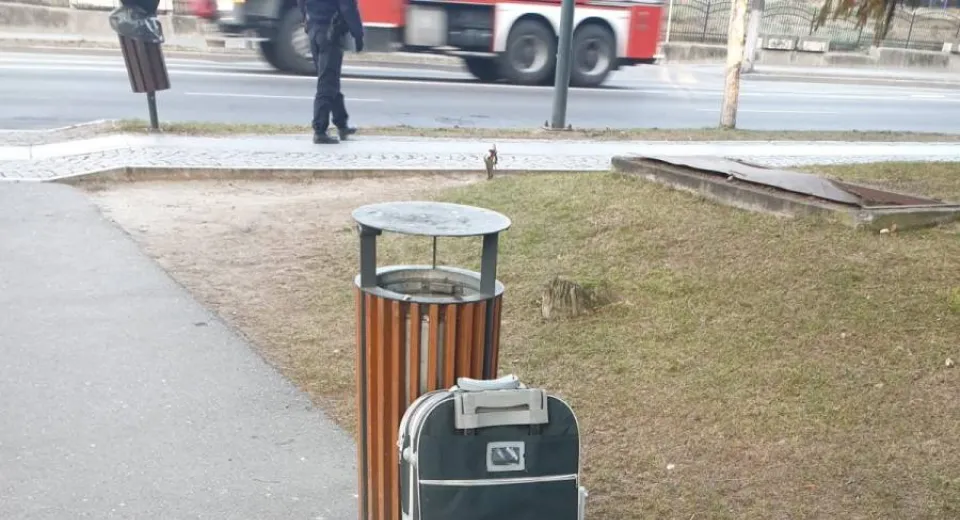 Foto Coletul suspect din Râmnicu Vâlcea, plin cu haine 
