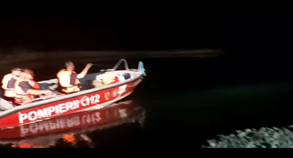 Foto Doi copii, de 12 și 13 ani, căutați în râul Olt