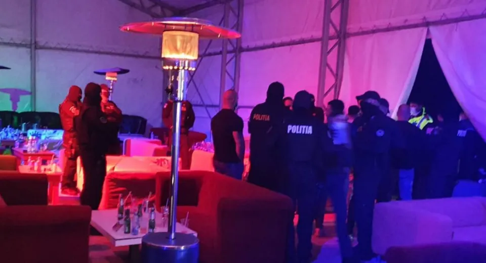 Foto Foto. Petrecere cu aproximativ 170 de persoane, într-un club din Corabia, oprită de polițiști și jandarmi