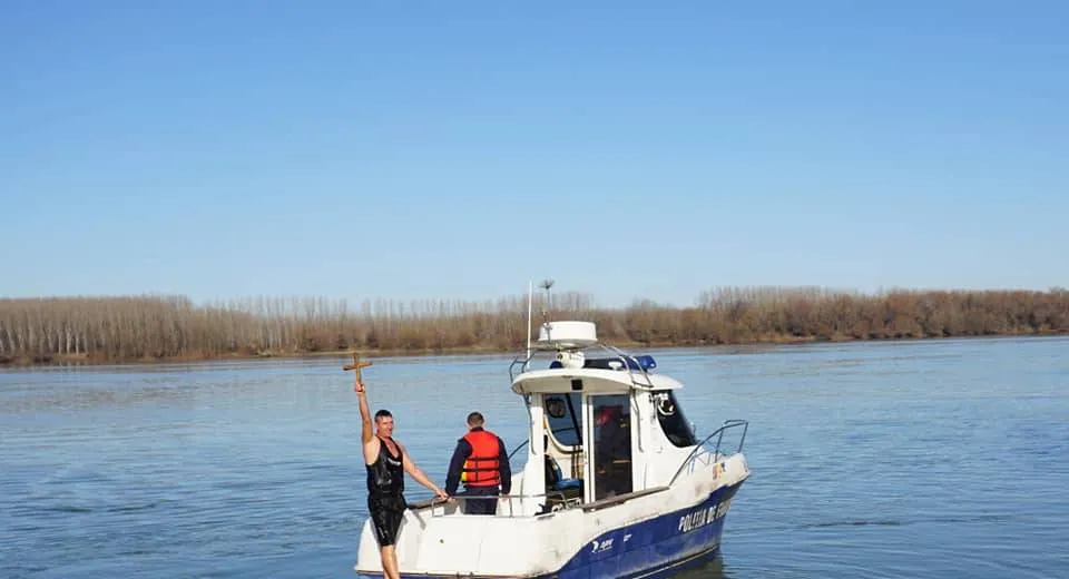 Foto De 14 ani, sare în Dunăre pentru a recupera crucea aruncată de preot 