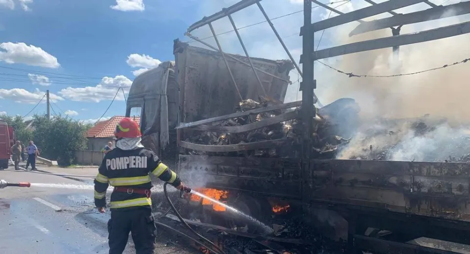 Foto Mehedinți: TIR încărcat cu piese auto, făcut scrum 